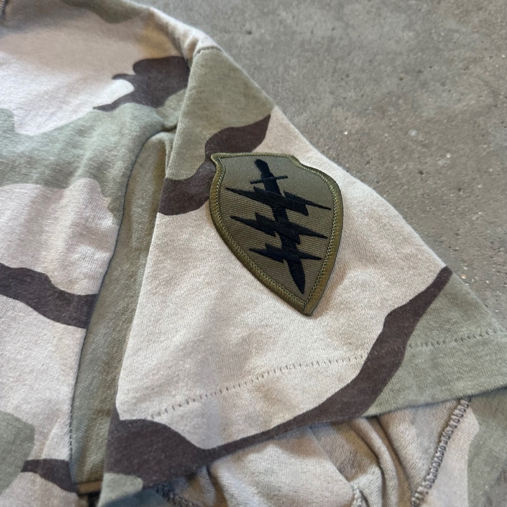 Vintage 90s Woodland Desert Camo Tee Swing T-Shirt Mens Small Military Patch USA - Picture 2 of 7